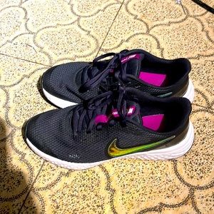 Nike Revolution Running Big Kids Size 5Y
